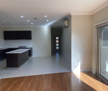 Three bedroom residence in convenient location - Photo 4