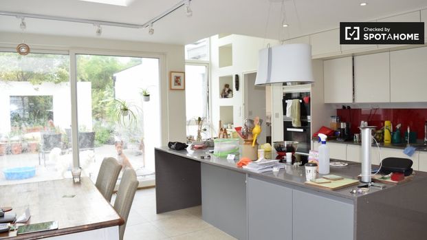Cute room to rent in 4-bedroom house in Terenure, Dublin - Photo 1