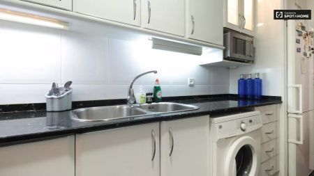 Room in a shared 4-bedroom apartment for rent in La Sagrera, bills included. - Foto 2