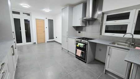 4 bedroom terraced house to rent - Photo 4