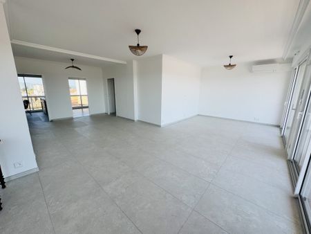 Location Appartement 5 pièces 106m² ROMANS SUR ISERE 26100 - Photo 2