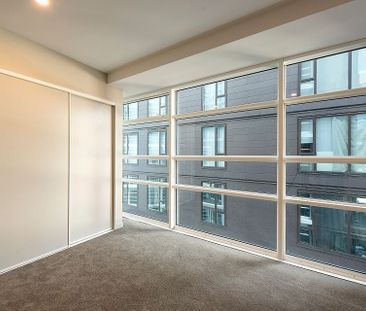Chic Te Aro Apt with Balcony & Lift - Photo 4