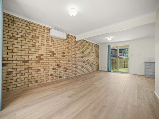 Freshly Renovated 3 Bed Townhouse Opposite Pool | Aircon & Private Yard Edens Landing - Photo 1