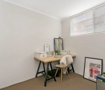 Easy & Modern Living in Leafy Corinda - Photo 1