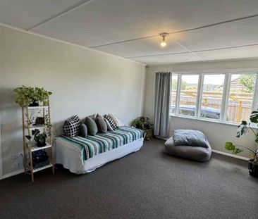 Tidy Three Bedroom Family Home - Photo 5