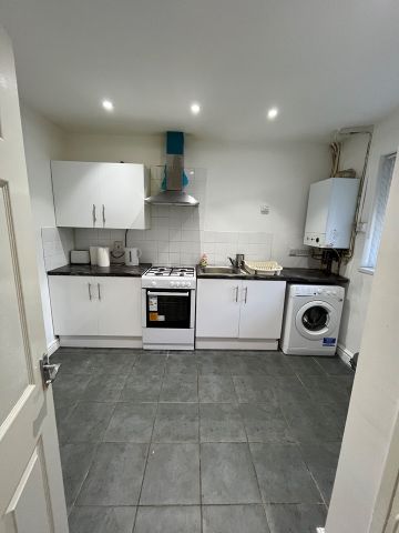 3 Bed Terraced House, Lockton Close, M1 - Photo 3