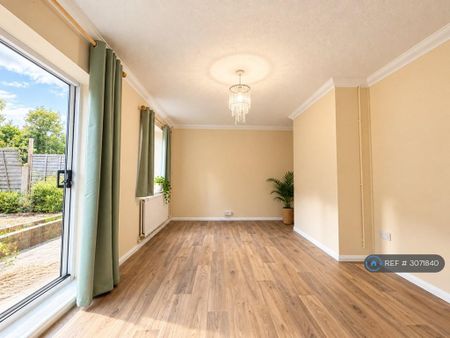 3 bedroom semi-detached house to rent - Photo 2