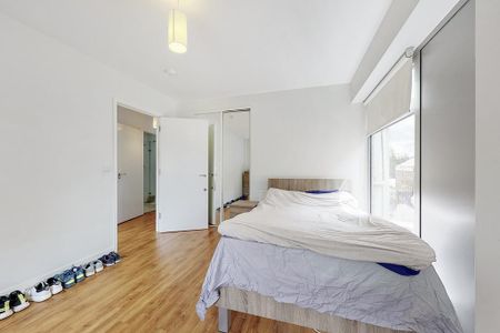 1 bedroom in a flat share to rent - Photo 2