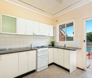 Charming Home In Sought After Street - Photo 3