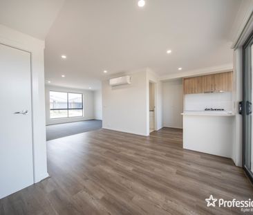 18 Dawson St, Thornhill Park VIC 3335 - Photo 6