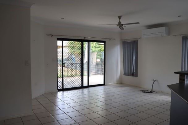 ELEGANT THREE BEDROOM FAMILY HOME - Photo 1