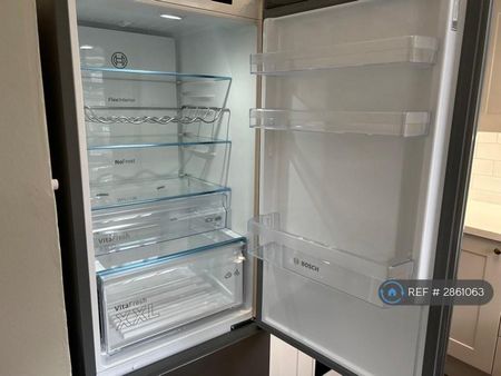 3 bedroom flat to rent - Photo 4
