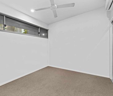 Stylish Top-Floor Apartment with Park Views & Rooftop Amenities - Photo 6