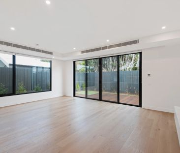 CONTEMPORARY SOPHISTICATION - Photo 3