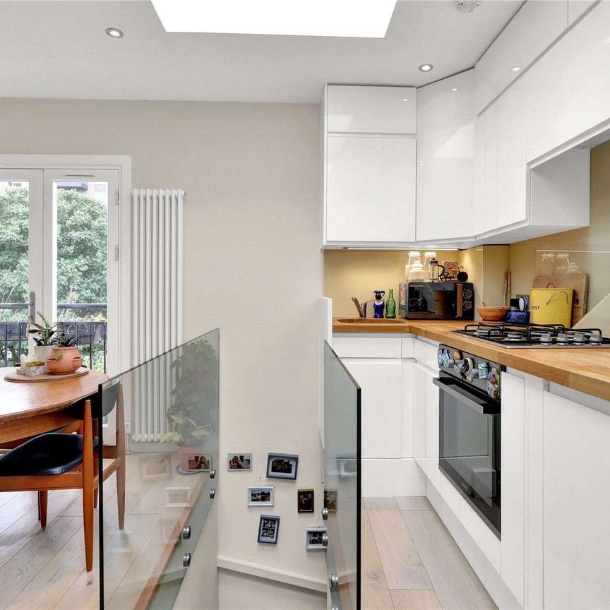 A stunning two bedroom apartment refurbished to the highest of standards. - Photo 1