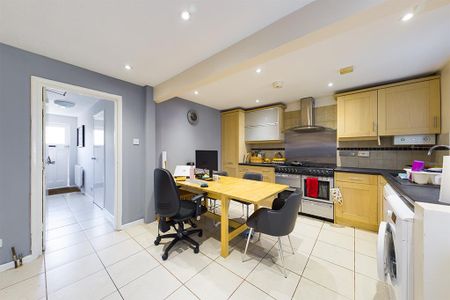 1 bedroom in a house share to rent - Photo 3