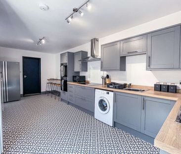 🌟 Ideal Location on Chantry Lane, Grimsby 🌟 Room 1 - En-Suite - Photo 2