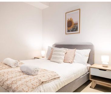 Large 2 Bedroom Apartment with Fantastic View! - Photo 4