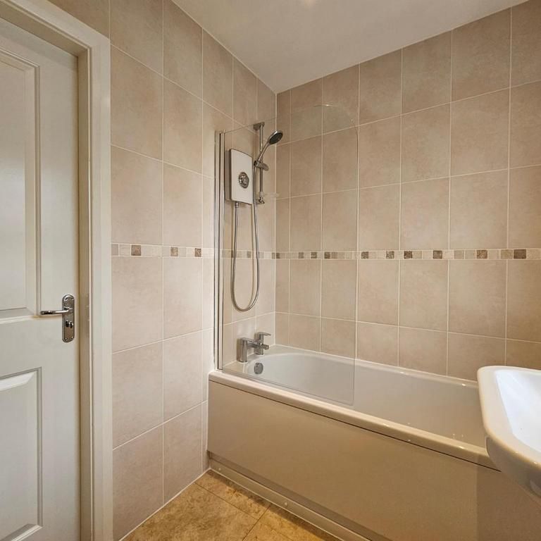 4 bedroom end of terrace house to rent - Photo 1
