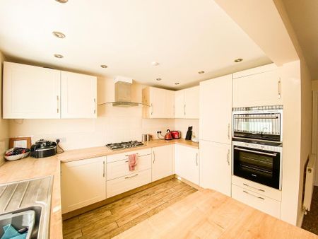 3 bedroom semi-detached house to rent - Photo 4