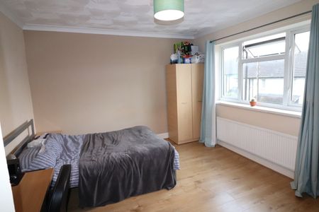 5 Bed Terraced House, Forster Road, SO14 - Photo 3