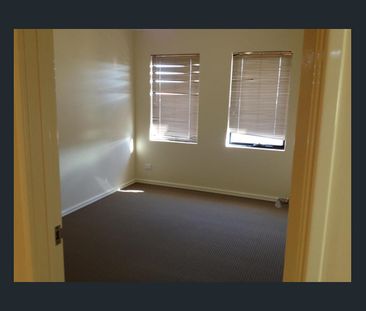 STUNNING THREE BEDROOM, TWO BATHROOM TOWNHOUSE! - Photo 1