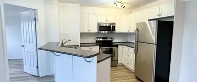 Newly Renovated *High Demand* Top Floor Unit - Avail Feb 1st - | 60 Panatella St NW, Calgary - Photo 1