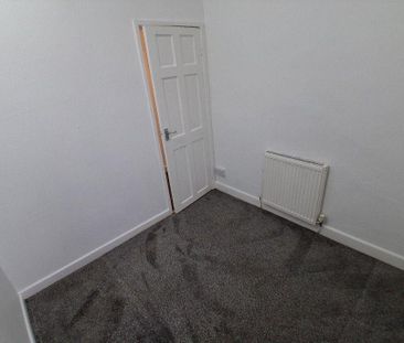 3 bedroom end of terrace house to rent - Photo 3