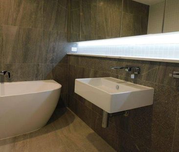 Executive living in Aquatic Paradise - Photo 2