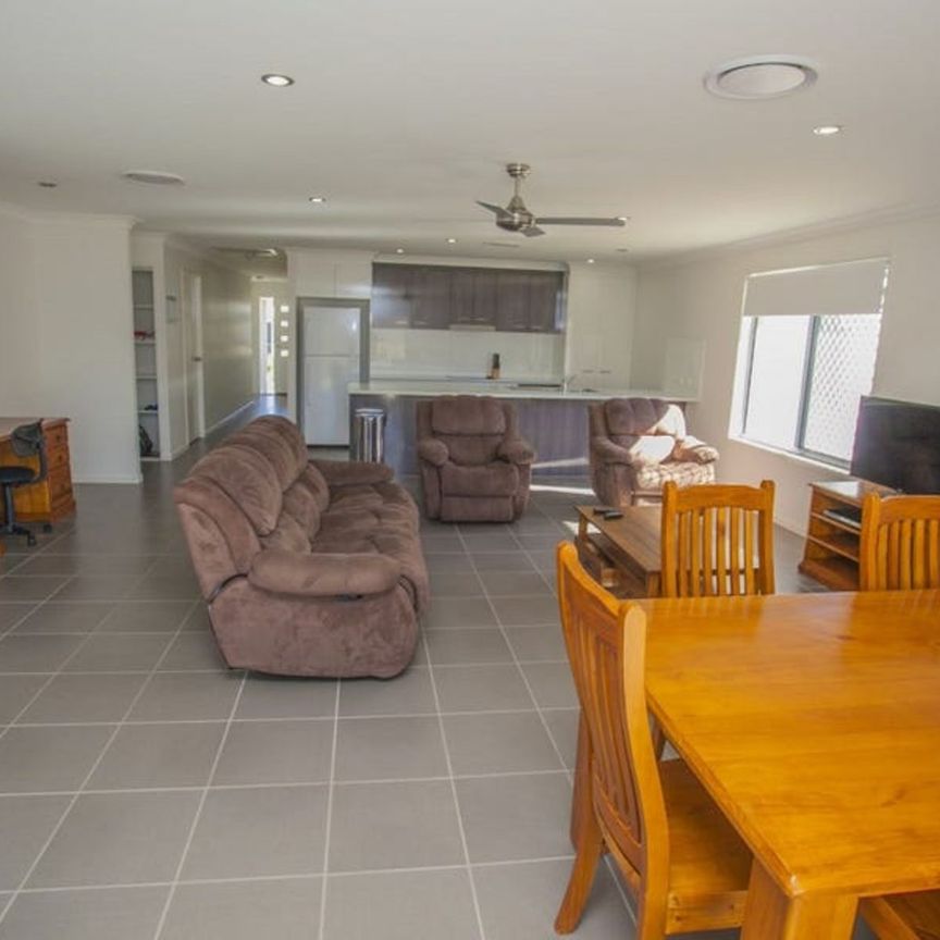 MODERN, FULLY FURNISHED FAMILY HOME - Photo 1