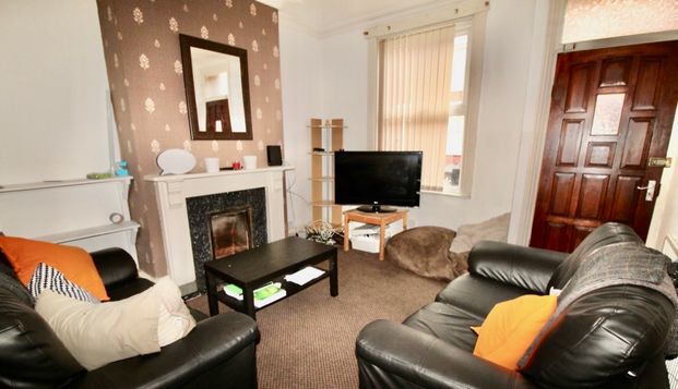 4 Bed - 7 Welton Place, Hyde Park, Leeds - LS6 1EW - Student - Photo 1