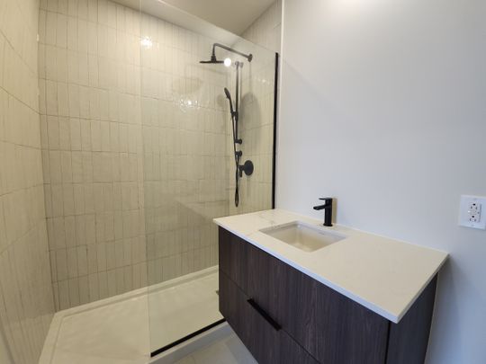 Condo semi-meublé neuf de 2 chambres à coucher et 2 salles de bains. - Photo 1
