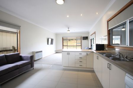 Spacious One Bedroom Unit, Short Distance From Cbd - Photo 2