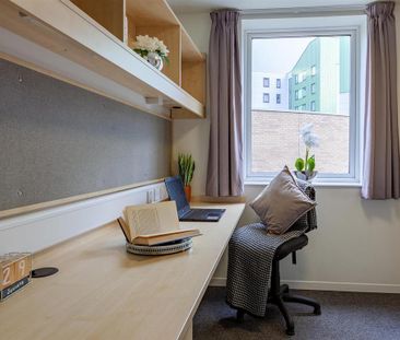 1 bedroom in a flat share to rent - Photo 2