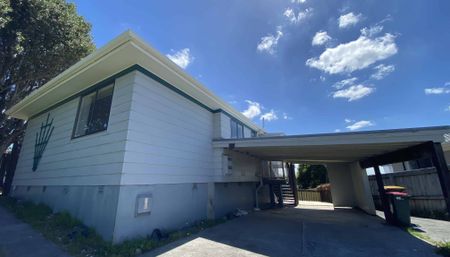 Spacious Three-Bedroom Home with Excellent Outdoor Space - Photo 5