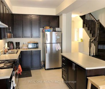 Townhouse For Lease | X8130592 - Photo 1