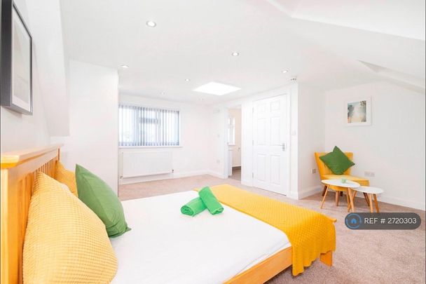 1 bedroom in a house share to rent - Photo 1