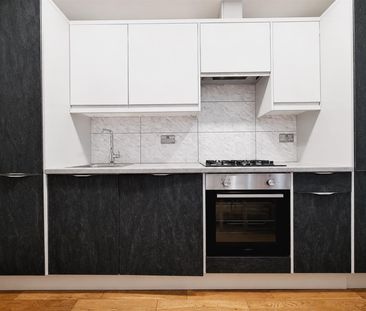 Rosslyn Mansions, Watling Avenue, Edgware HA8, London - Photo 2
