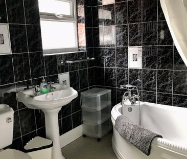 5 bedroom semi-detached house to rent - Photo 2