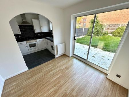 3 bedroom semi-detached house to rent - Photo 2