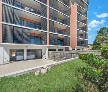 “Open & Bright with an Extra Large Courtyard!” - Photo 2