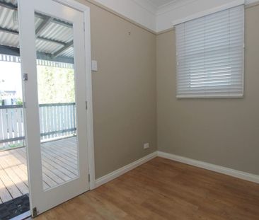 Quaint Cottage, Convenient Location - Photo 5