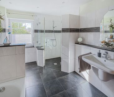 Moderne 3-Zimmer- Wohnung mit Garten und großem Carport - Photo 4