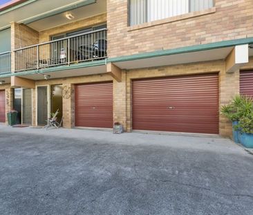 THREE BEDROOM TOWNHOUSE IN SOUGHT AFTER LOCATION - Photo 4