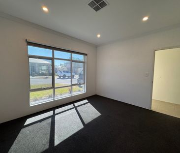 Beautiful Coastal Home in Catalina Beach Estate, Mindarie! - Photo 4