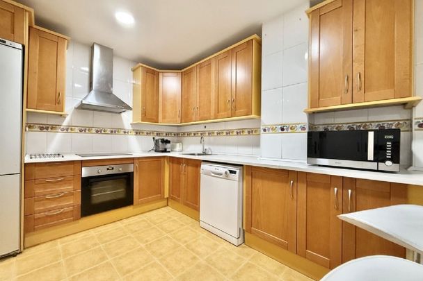 2 Bedroom Apartment For Rent in Nueva Andalucía, Málaga - Photo 1