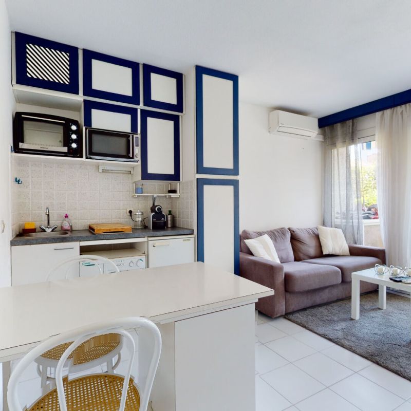 Proche plages et commodités, studio traversant avec coin chambre dans une résidence avec piscine. - Photo 1