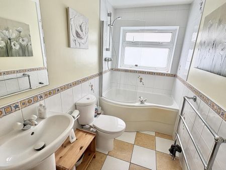 3 bedroom detached house to rent - Photo 4