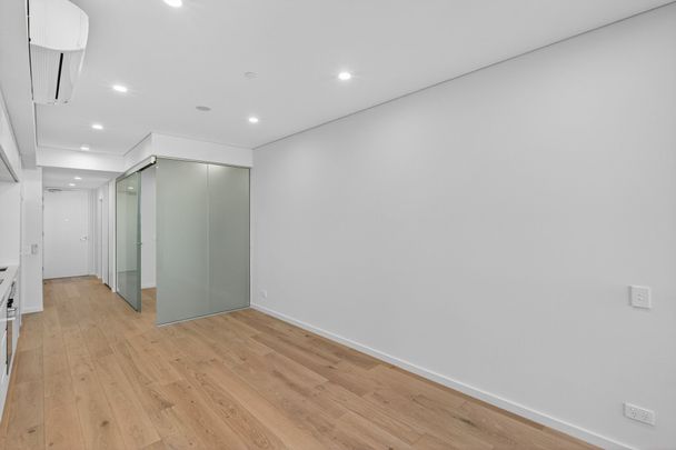 Sleek & Sophisticated Studio Apartment - Photo 1