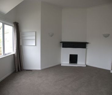 Perfect location, newly renovated, heart of Karori - Photo 2